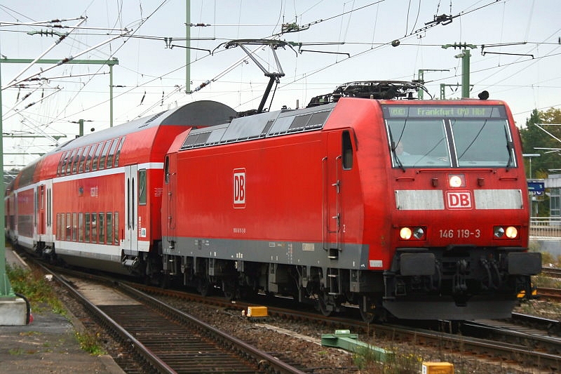 Die 146 119-3 als Regionalexpress nach Frankfurt Hauptbahnhof. Aufgenommen am 26.10.2009 in Frankfurt Stadion auf Bahnsteig 1.