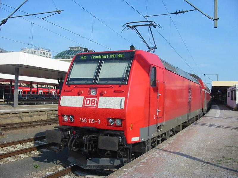 Die 146-119 schob ihren RE von Frankfurt nach Mannheim Hbf.