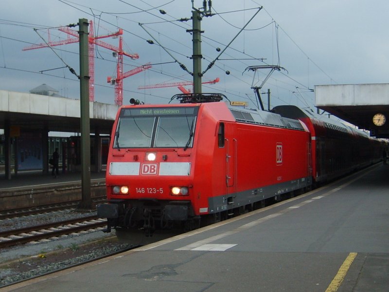 Die 146 123-5 verlsst am 10.4.07 mit eingeschaltetem Fernlicht den Hbf Hannover in Richtung Hannover-Pferdeturm