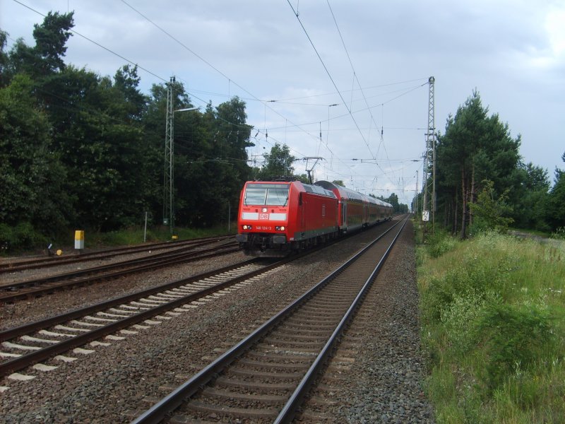 Die 146 124-3 zieht am 7.7.07 den RE Bremen - Hannover durch Poggenhagen und wird in etwa 4 Minuten Wunstorf erreichen
