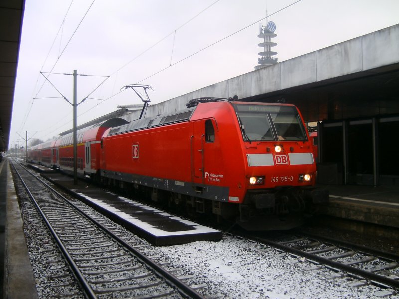DIE 146-125-0 mit einem Zug nach nirgendwo am 01.02.2009 in Hannover HBF