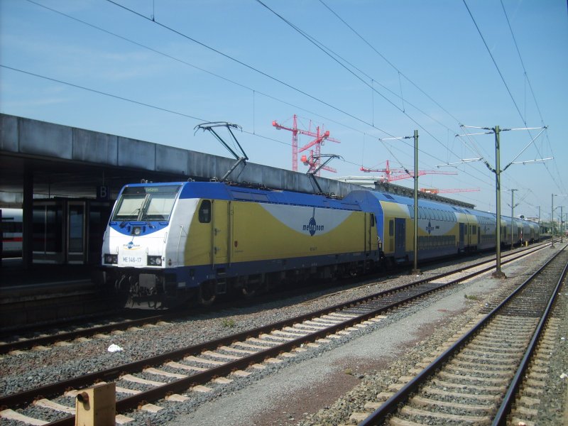 Die 146-17 steht am 15.7.07 in Hannover. Aufgrund von Bauarbeiten an  der Schiffgrabenbrcke, endet der metronom am Hbf Hannover und hat deshalb beide Pantografen oben, damit die Lok wieder zurck nach Uelzen kann. 