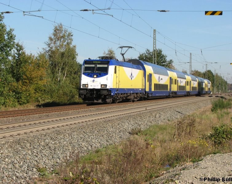 Die 146-17 zieht am 14.10.07 mit eingeschaltetem Fernlicht den ME 80847 in Richtung Gttingen und erreicht kurze Zeit spter den Haltepunkt Groburgwedel