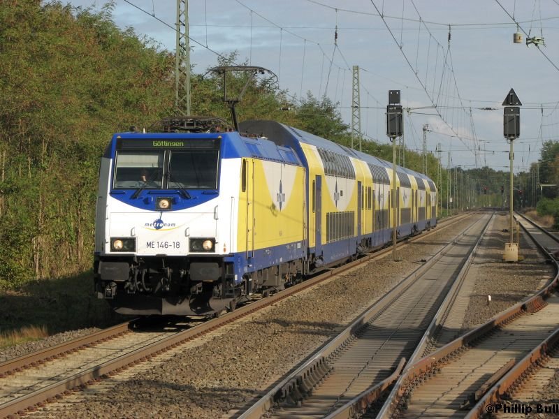 Die 146-18 fhrt am 23.10.07 mit dem ME 80847 in den Bahnhof Isernhagen ein