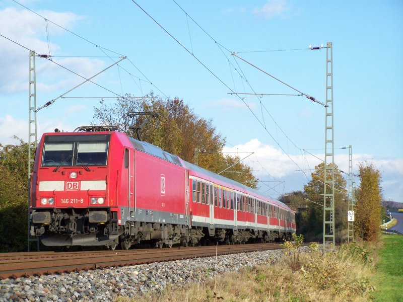 Die 146 211-8 ist am 18.Oktober 2007 mit einem RegionalExpress RE von Aalen nach Stuttgart Hbf unterwegs. Hier zwischen Aalen und Mgglingen(Gmnd).