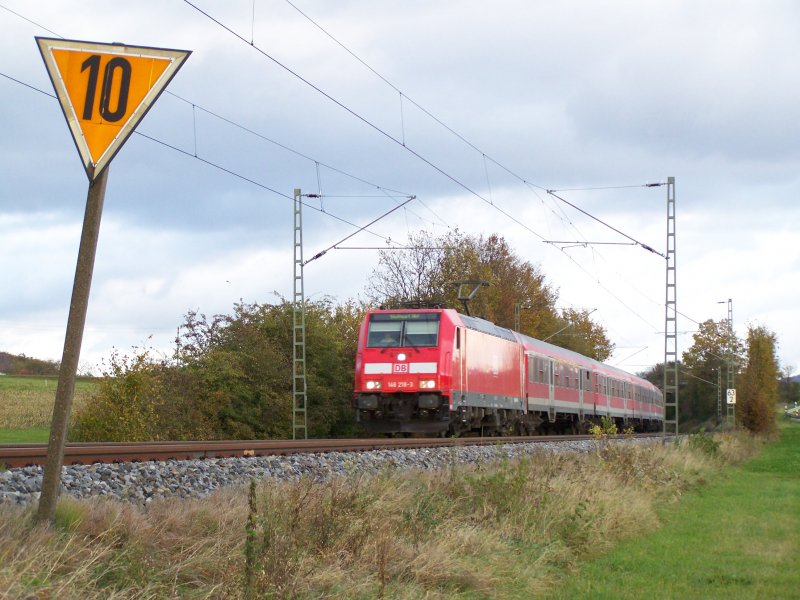 Die 146 218 ist am 18.Oktober 2007 mit einem Regionalexpress RE von Aalen nach Stuttgart Hbf unterwegs. Hier zwischen Aalen und Mgglingen(Gmnd)