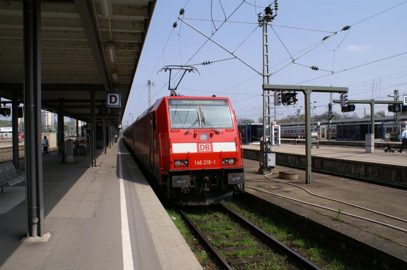 Die 146 219-1 so eben in den Stuttgarter Hbf eingefahren.
Am 23.04.2006