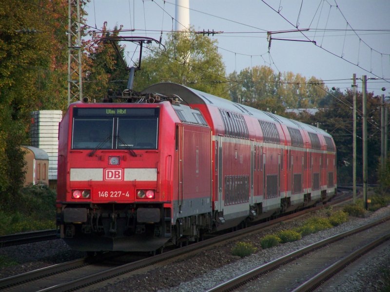 Die 146 227-4 ist im Herbst 2007 mit einem Dosto-Zug von Stuttgart Hbf nach Ulm Hbf unterwegs. Aufgenommen zwischen Esslingen und Plochingen.