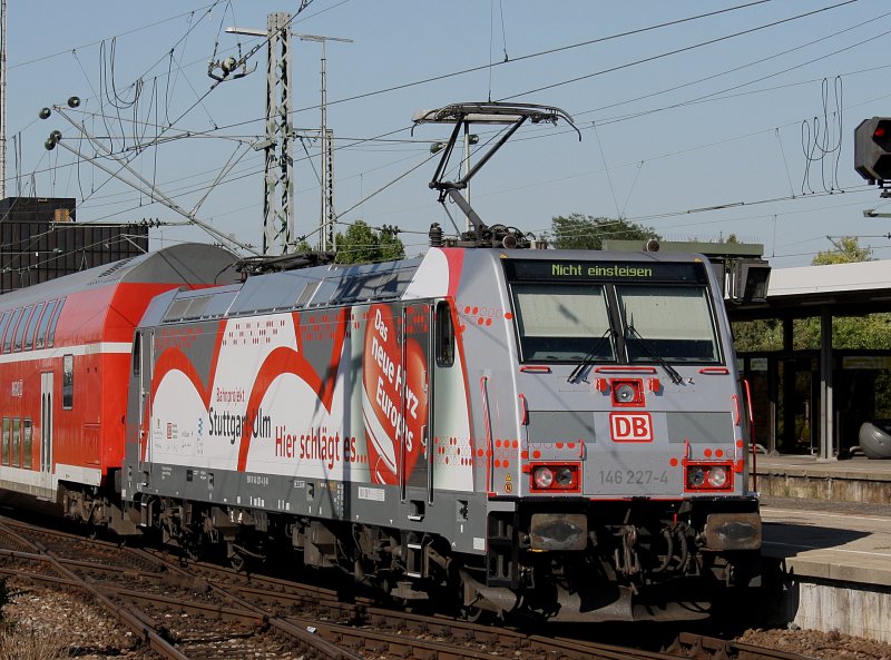 Die 146 227 (Das neue Herz Europas) beim abrangieren am 01.08.2009 in Stuttgart Hbf. 