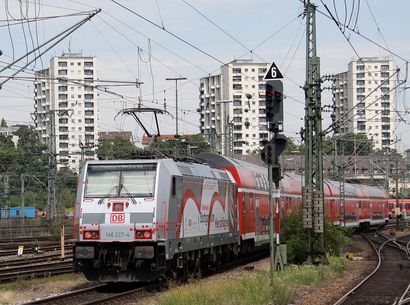 Die 146 227 (Das neue Herz Europas) am 01.08.2009 bei der Ausfahrt aus dem Stuttgarter Hbf. 