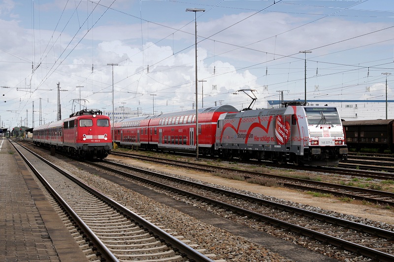 Die 146 227 fuhr am 21.06.2009 um 17:02 mit dem RE 19238 von Donauwrth nach Stuttgart. Whrend der Abfahrt schummelte sich 110 454 mit RB 37166 nach Aalen ins Bild.
