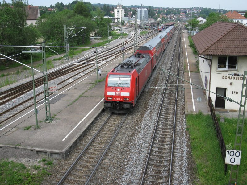 Die 146 232-4 mit einem RE von Karlsruhe Hbf nach Konstanz bei der Ausfahrt aus dem Donaueschinger Bahnhof am 24.05.09.