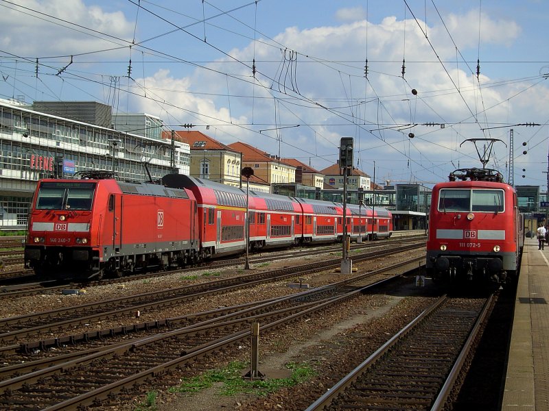Die 146 240 am 26.08.2008 mit dem RE nach Nrnberg bei der Ausfahrt aus dem Regensburger Hbf die 111 072 wartet auf Ausfahrt. 