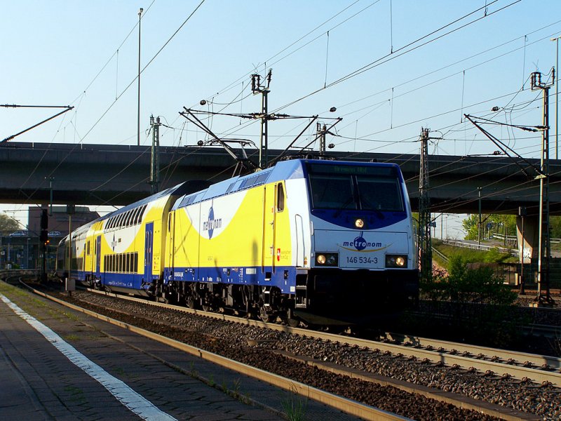 Die 146 534-3 verlsst mit dem ME81160 am Hacken den Bahnhof Hamburg-Harburg in Richtung Bremen Hbf. 22.04.09