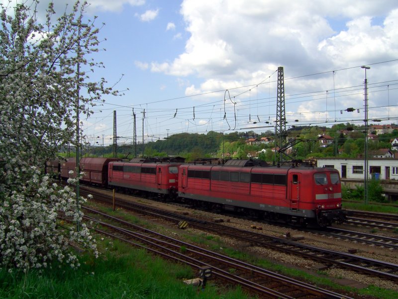 Die 151 005 und die 151 002 am 3.05.2008 mit einem Erzzug bei der Durchfahrt in Passau Hbf. 