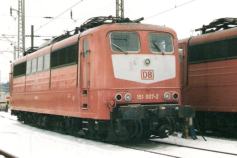 Die 151 007-2 Abgestellt in Wuppertal-Langerfeld  Bildscan 1999