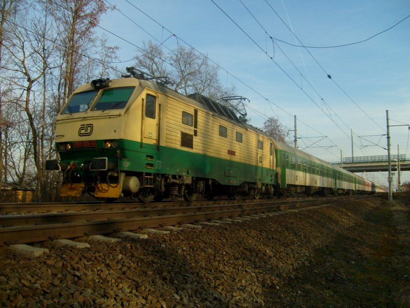 Die 151 011 fhrt nach Praha mit EC 144 DETVAN. (8.2.2008)
