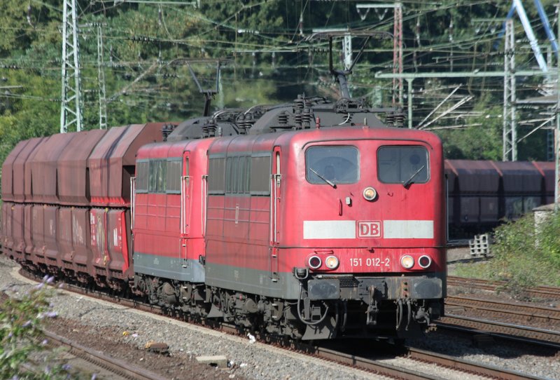 Die 151 012-2 zieht in Doppeltraktion einen Kohlezug durch Kln West am 15.08.2009