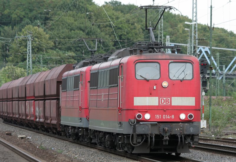 Die 151 014-8 zieht in Doppeltraktion einen Kohlezug durch Kln West am 31.07.2009