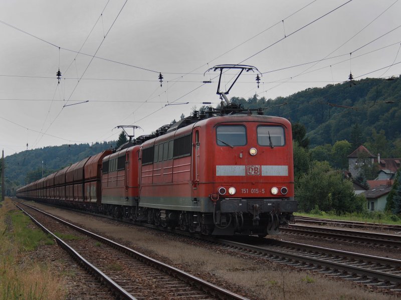 Die 151 015 und die 151 140 am 26.08.2009 mit einem Ganzzug bei der Durchfahrt in Wernstein. 