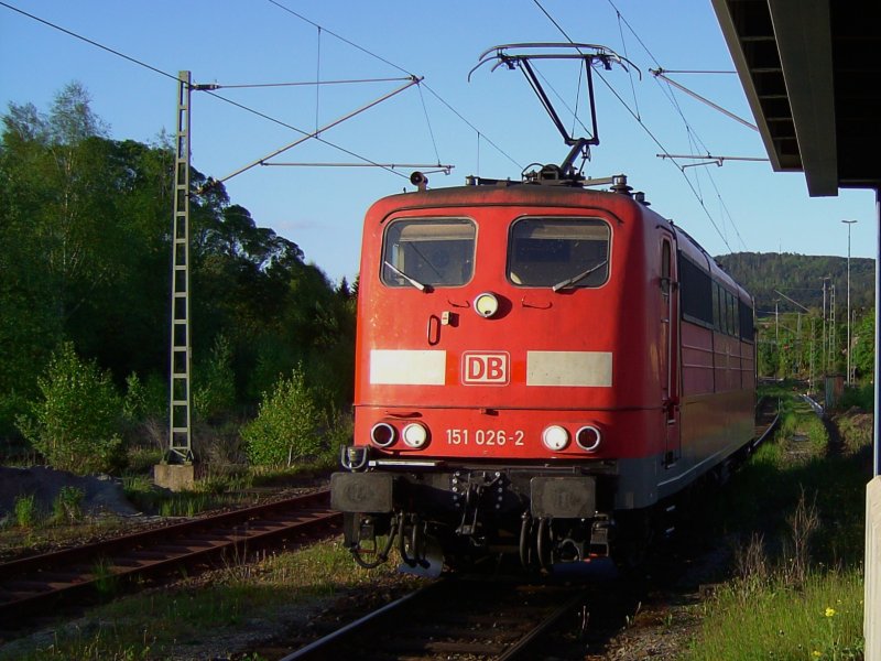 Die 151 026 wartet am 10.05.2008 in Pressig-Rotenkirchen auf G�terzuge zum Nachschieben �ber die Frankenwald Bahn. 