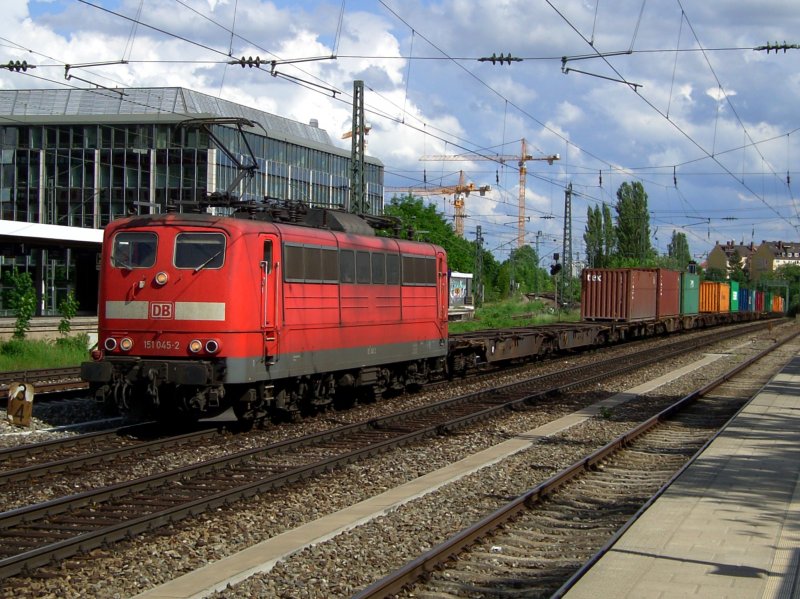 Die 151 045 mit einem Containerzug am 31.05.2008 bei der Durchfahrt am Heimeranplatz. 