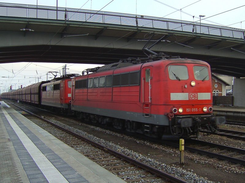 Die 151 055 und die 151 002 mit einem Kohle Ganzzug am 09.12.2007 bei der Durchfahrt in Regensburg Hbf. 