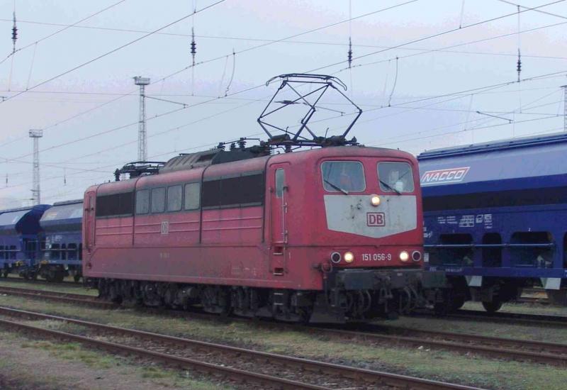Die 151 056-9 wartet vor der Aufsicht im Cargo-Bahnhof Rostock-Seehafen auf den n�chsten Einsatz.Dieses Bild wurde am 08.12.04 aufgenommen. 