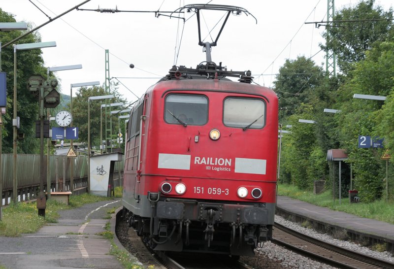 Die 151 059-3 durchfhrt Erpel mit einem Gterzug am 16.07.2009