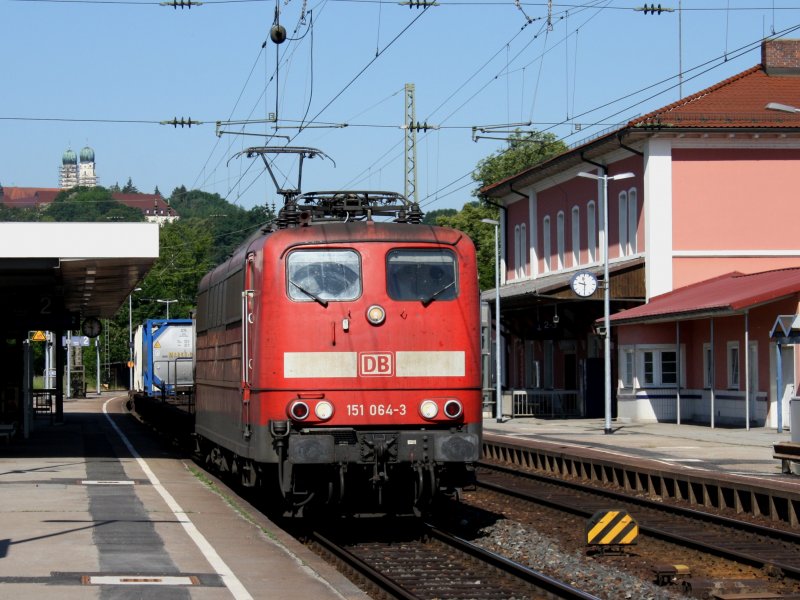 Die 151 064 am 23.05.2009 mit einem Containerzug bei der Durchfahrt in Vilshofen.