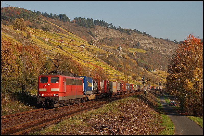 Die 151 077 zieht einen KLV in Richtung Norden. Aufgenommen am 25.Oktober 2008 in Gambach.