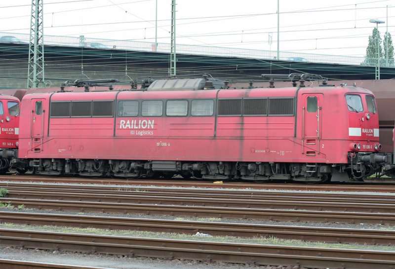 Die 151 086-6 in orientrot steht abgestellt in Neuss Gbf am 02.05.2009