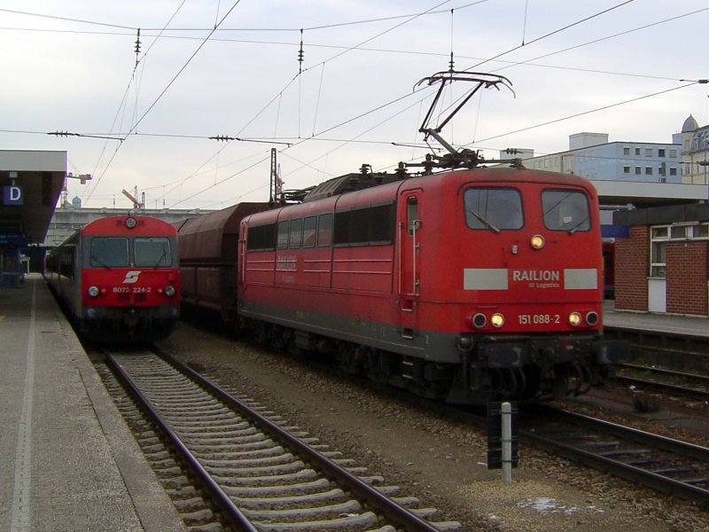Die 151 088 am 04.01.2008 bei der Durchfahrt mit einem Kohle Ganzzug durch Passau Hbf. 
