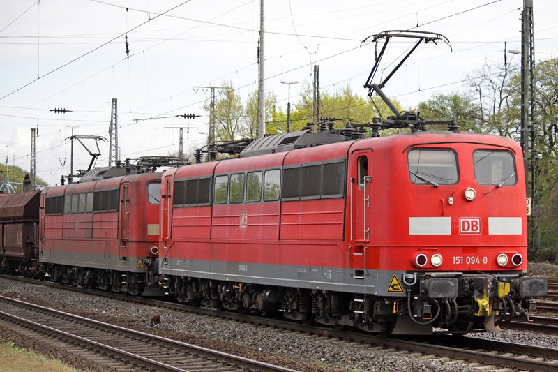 Die 151 094-0 und 151 xxx-x in Kln West am 09,04,09