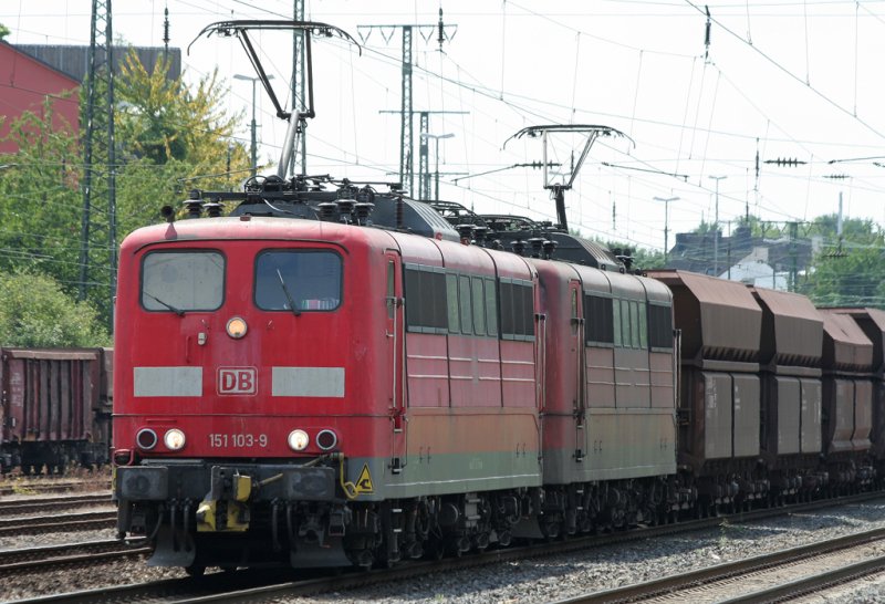 Die 151 103-9 fhrt in DT mit einem Kohlezug durch Kln West am 04.07.2009