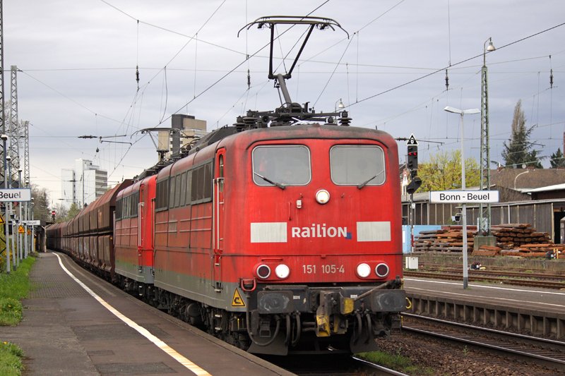 Die 151 105-4 und 151 xxx-x fuhren am 08,04,09 durch Bonn Beuel