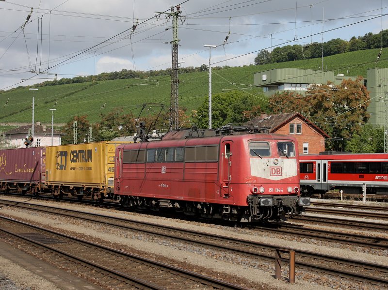 Die 151 134 mit einem Containerzug am 29.08.2009 bei der Einfahrt in den Wrzburger Hbf. 