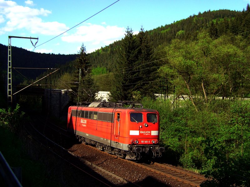 Die 151 145 am 10.05.2008 unterwegs nach Probzela um den Nchsten Gterzug bis Pressig-Rotenkirchen nachzuschieben. Hier ist sie bei  Lauenstein zusehen. 