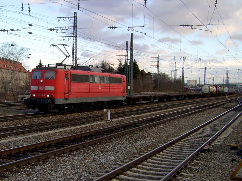 Die 151 146 am 06.02.2008 mit einem Containerzug bei der Durchfahrt in M�nchen Pasing. 

