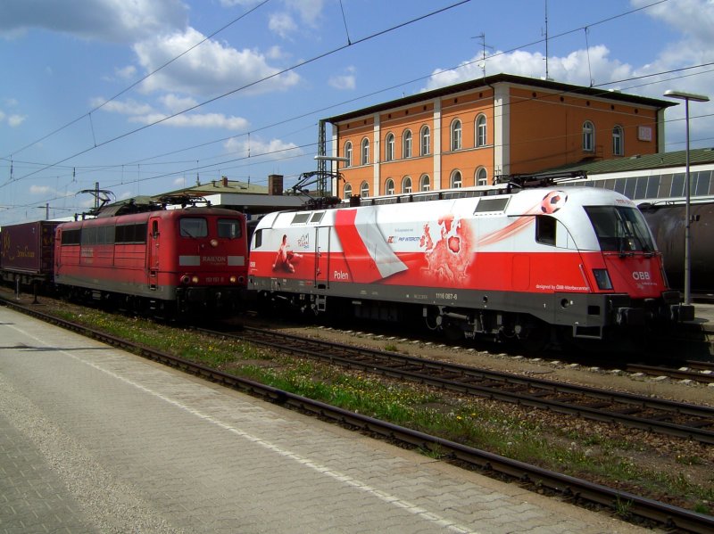 Die 151 151 am 03.05.2008 bei der Durchfahrt mit einem Containerzug durch den Passauer Hbf. Auf Gleis 3 stand die 1116 087 (EM Polen) mit einer Regionalbahn.  