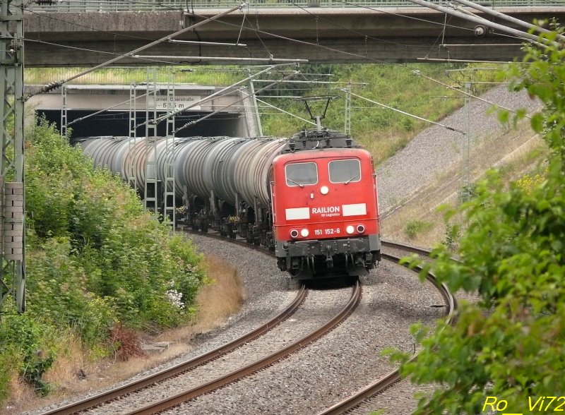 Die 151 152-6 hat soeben d. Tunnel Oberstrae (Lnge 565m) am Abzweig Stockumer Strae in Bochum verlassen. 15.07.2008.
