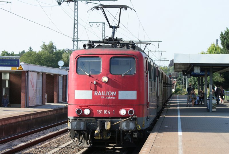 Die 151 164-1 in Doppeltraktion zieht einen Kohlezug durch Rheydt HBF Richtung (H)Odenkirchen, aufgenommen am 04.08.2009