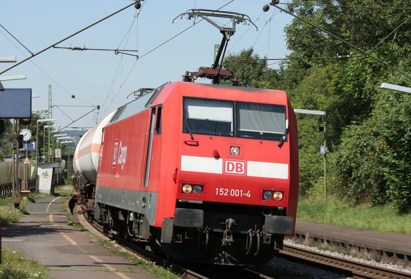 Die 152 001-4 durchfhrt Erpel mit einem Gterzug am 04.08.2009