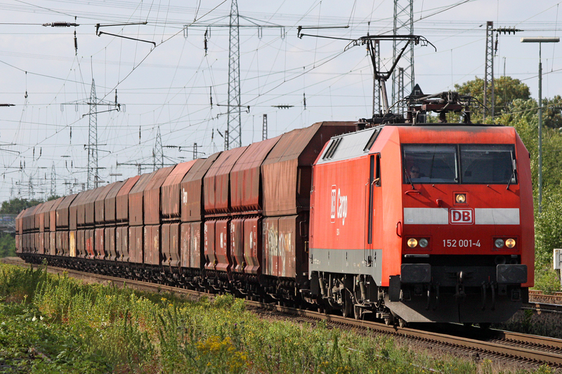 Die 152 001-4 mit einen Kohlezug in Ratingen Lintorf am 15,07,09