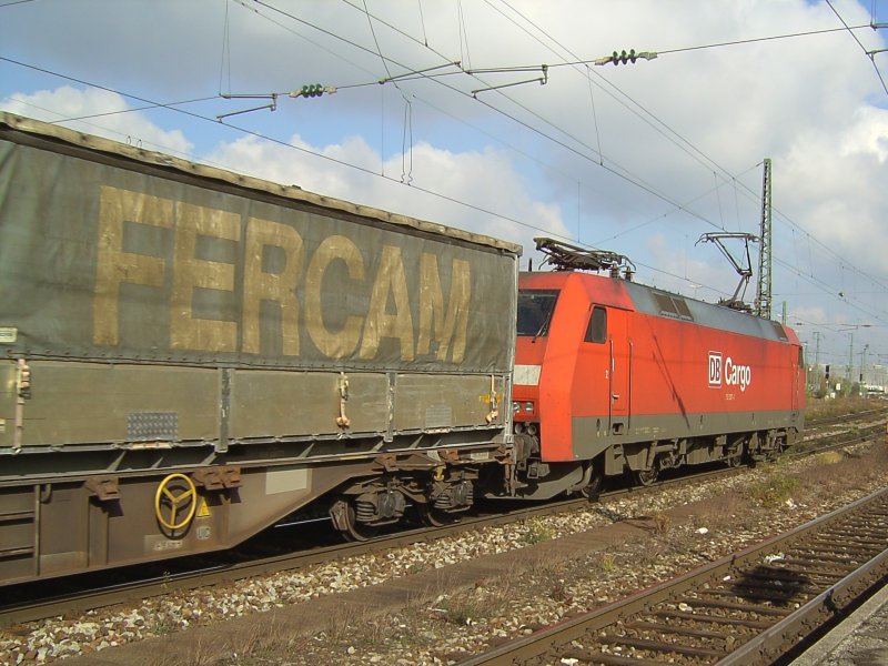 Die 152 007 am 31.10.2007 mit einem Containerzug bei der Durchfahrt in Mnchen Ost. 