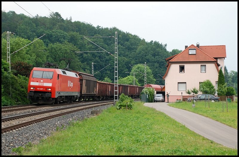 Die 152 007 ist mit dem FZT 56080 von Aalen nach Stuttgart-Hafen unterwegs. Aufgenommen im Juni 2008 bei Hussenhofen.