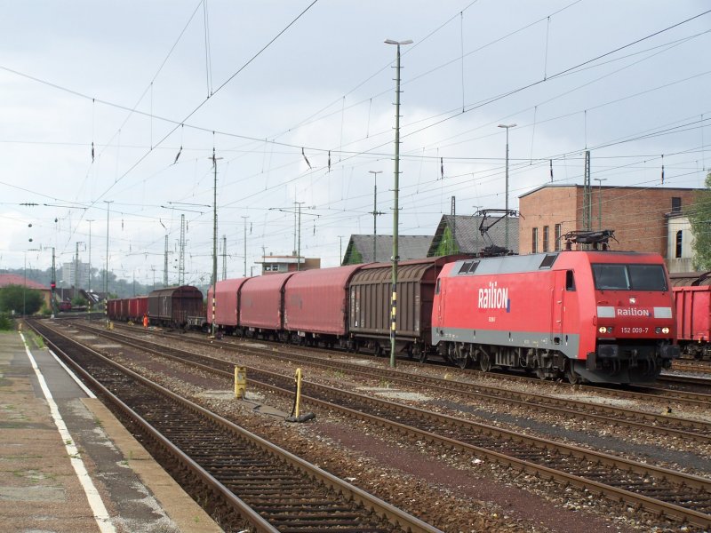 Die 152 009-7 ist mit dem Planmigen Gterzug von Aalen nach Stuttgart-Hafen im Bahnhof Aalen zur Abfahrt bereit. (Sommer 2007)