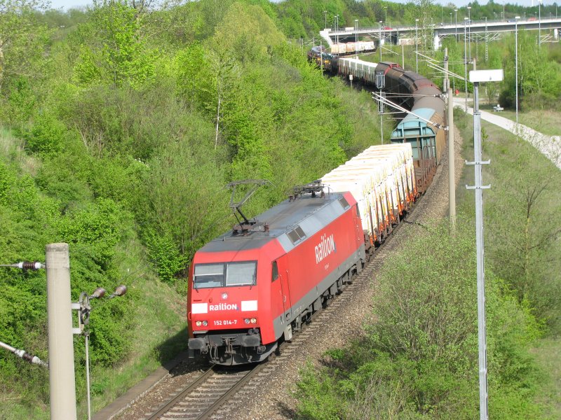 Die 152 014-7 bei der Durchfahrt am Rangierbahnhof Allach in Richtung Norden.
Spter Nachmittag, 30.04.2008.