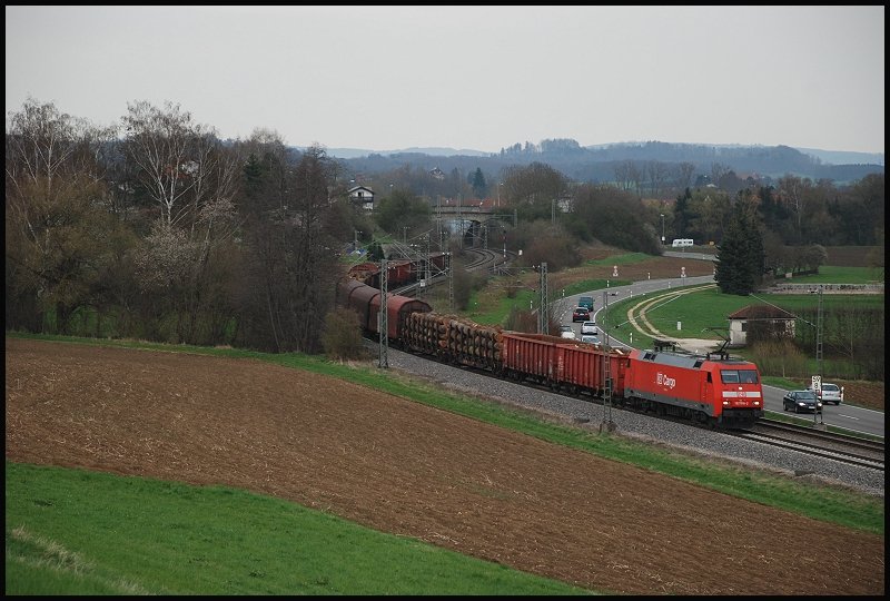 Die 152 016 mit dem FZT 56080 von Aalen nach Stuttgart-Hafen. Aufgenommen bei Mgglingen am 11.04.08.