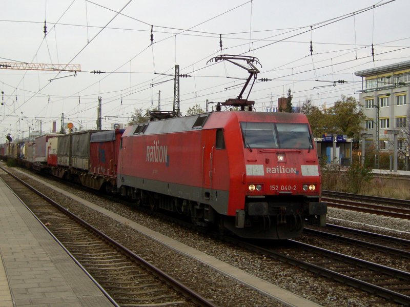 Die 152 040 am 08.11.2008 mit einem Containerzug bei der Durchfahrt am Heimeranplatz. 